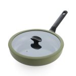 Beste hapjespan zonder PFAS BK Enjoy keramische hapjespan 28 cm met deksel - PFAS-vrije antiaanbaklaag - Pan geschikt voor inductie en alle warmtebronnen - Ovenbestendig tot 160°C - Cool touch greep - Vaatwasserbestendig - Groen