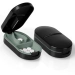 ACWOO Draagbare Pillensplijter Voor Kleine En Grote Pillen In Halve Kwart Gesneden, 2 In 1 Tabletpillendispenser Voor Ouderen, Kinderen, Huisdieren, Reizen(Zwart)